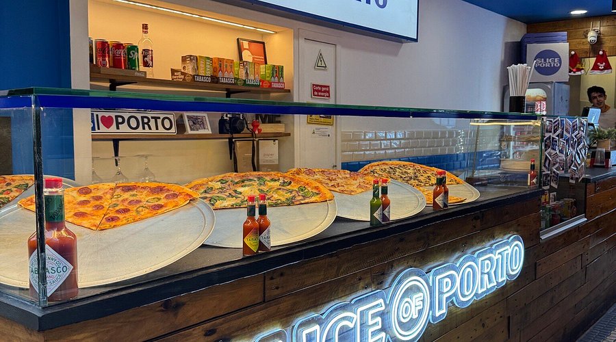 Balcão do Slice Of Porto com pizzas