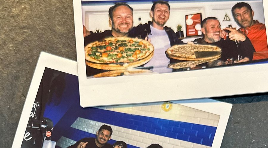 Clientes felizes com pizzas Slice Of Porto